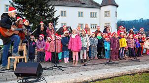 Die Kinder des katholischen Kindergartens St. Josef eröffnen gemeinsam mit ihren Erzieherinnen den Immendinger Weihnachtsmarkt. Mit ...