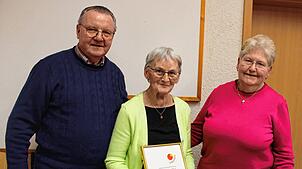 Treue zum Singkreis Eggingen: Vorsitzender Josef Brogle und Dirigentin Karin Brogle ehren Annemarie Hotz (Mitte) für 40 Jahre Singen im ...