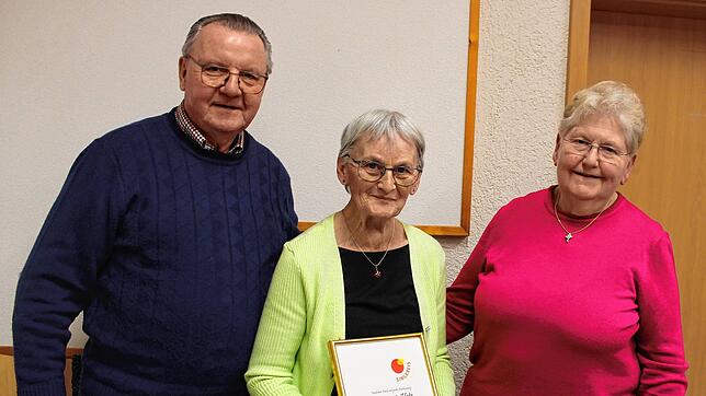 Treue zum Singkreis Eggingen: Vorsitzender Josef Brogle und Dirigentin Karin Brogle ehren Annemarie Hotz (Mitte) für 40 Jahre Singen im ...