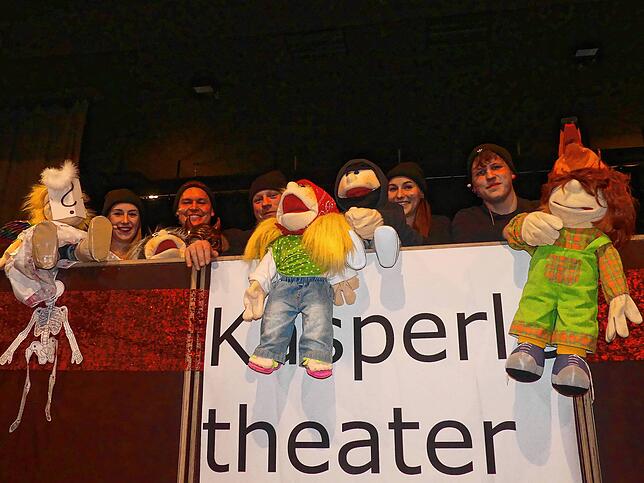 Der Tod wird beim Kasperle-Theater mit den großen Handpuppen ausgetrickst. Von links die Spieler Melanie Förtsch, Marc Rumpel, Thomas ...