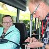 Christel Wolf-Will nutzt den Stadtbus täglich und gibt Heinz Meyer Auskunft darüber, wo sie zugestiegen ist und wo ihre Fahrt endet.