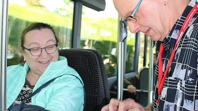 Christel Wolf-Will nutzt den Stadtbus täglich und gibt Heinz Meyer Auskunft darüber, wo sie zugestiegen ist und wo ihre Fahrt endet.