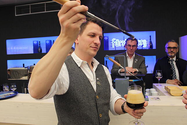 Mit dem heißen Metallstab geht es ins Bier. Dort wird der Restzucker karamellisiert. Nicht nur lecker, sondern auch ein Hingucker, den ...
