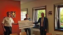 Feuerwehrkommandant Stefan Kienzler und Bürgermeister Michael Klinger freuen sich über die Unterstützung durch Roland Fahrner vom ...