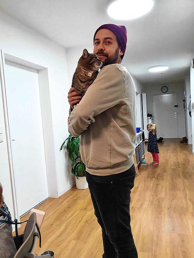 Mann Ibrahim mit Katze Coco.