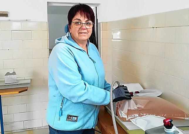 Nach dem Pasteurisieren wird der Apfelsaft von Carola Preis in die Bag-in-Boxen abgefüllt.