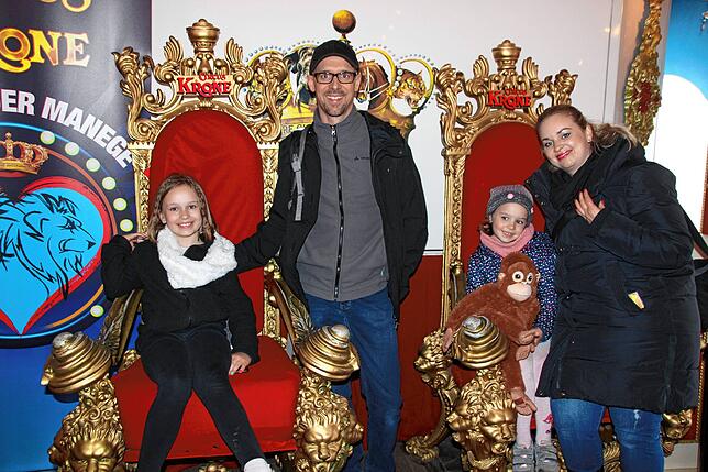 Mia, Stefan, Lea und Saskia Strobel (von links) aus Albstadt freuen sich auf die Zirkuspremiere. Auf den Thronsesseln fühlen sich die ...