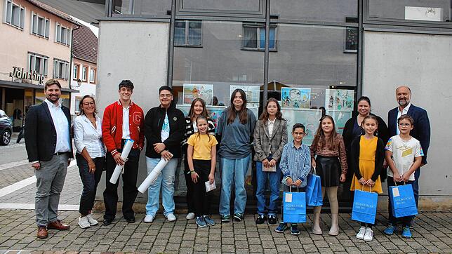 Museumsleiter Julian Windmöller, Kulturamtsleiterin Corinna Bruggaier (links) sowie Ramona Löffler vom SÜDKURIER und Wolfgang ...
