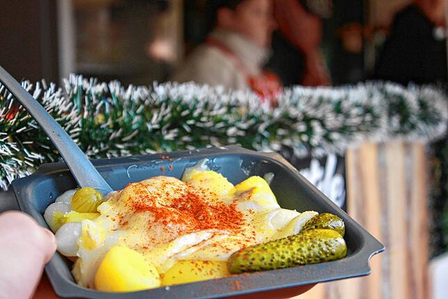 Ob Kartoffel-Raclette oder Kässpätzle: Auf dem Konstanzer Weihnachtsmarkt wandern täglich tausende Mehrweg-Teller über die Theken.