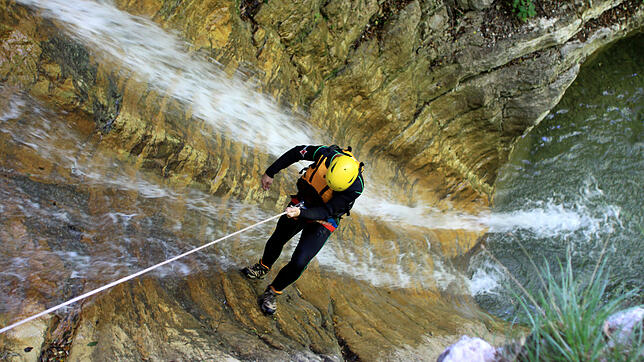 Canyoning ist eine beliebte Outdoor-Aktivität, die an verschiedenen Stellen rund um den Gardasee für Adrenalin sorgt.