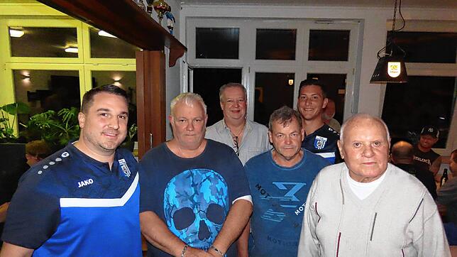 Markus Metzger (v.l.) konnte Martin Maike, Thomas Burczyk und Stephan Frommherz ehren. Silvio Fratamico holte die einst vergessene ...