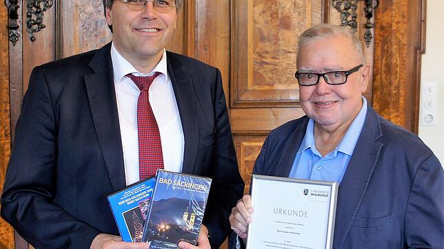 Landrat Martin Kistler (links) hat Gusty Hufschmid für seine Verdienste für den Landkreis Waldshut mit einer Urkunde geehrt. Dazu zählen ...