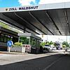 Am Grenzübergang Waldshut-Rheinbrücke gelten wegen der Corona-Pandemie strenge Einreisebeschränkungen. Grenzgänger müssen mitunter ...