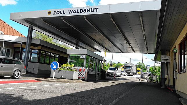 Am Grenzübergang Waldshut-Rheinbrücke gelten wegen der Corona-Pandemie strenge Einreisebeschränkungen. Grenzgänger müssen mitunter ...