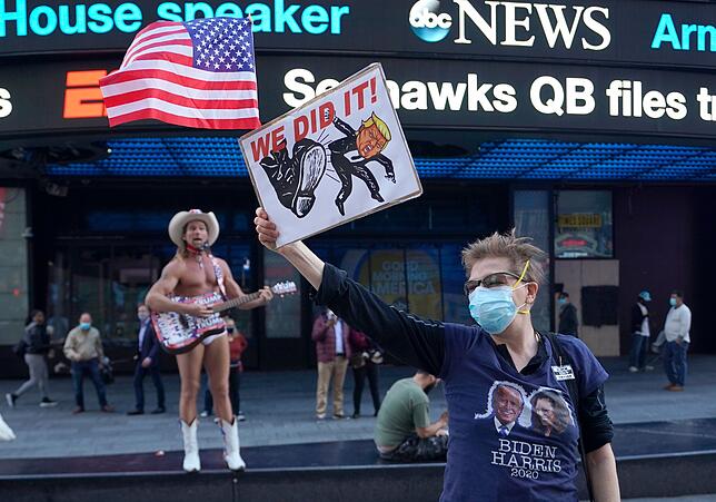 Eine Biden-Unterstützerin feiert auf dem New Yorker Times Square