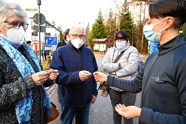 Nummern für Impfwillige in Königsfeld. Die Familie Margot, Henning und Kerrin-Anne Imber (von links) erhalten am Donnerstag aus der Hand ...