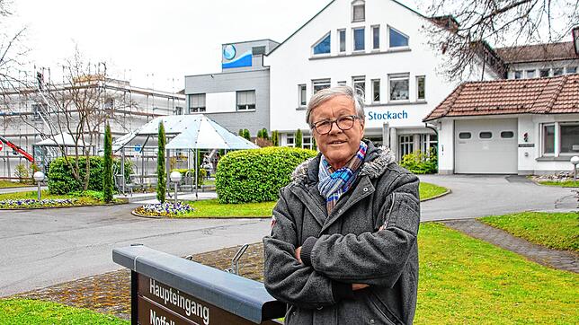 Hubert Steinmann, der Vorsitzende des Krankenhausfördervereins, vor dem Stockacher Krankenhaus. Eines der nächsten Projekte ist die ...