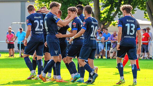 Rielasinger Jubel nach dem 1:0. Der Oberligist setzte sich beim FC Auggen mit 2:1 durch.