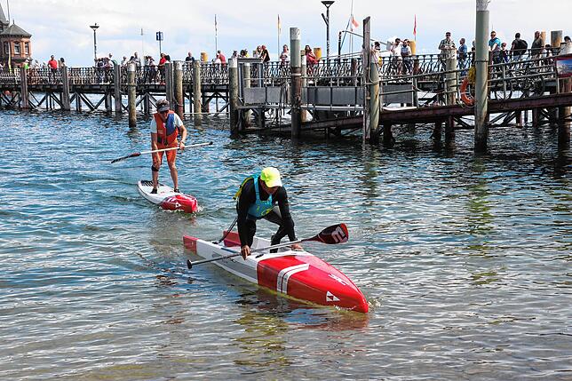 Bild 26: Auf zum SUP-Rennen! Bei der Bodenseewoche 2024 messen sich die Paddler im Wettstreit