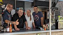 Freuen sich über die Eröffnung ihrer Pop-up-Gastronomie im Charlottenhof (von links): Peter Deliga und Dimitrios Bakogias mit den ...
