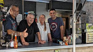 Freuen sich über die Eröffnung ihrer Pop-up-Gastronomie im Charlottenhof (von links): Peter Deliga und Dimitrios Bakogias mit den ...
