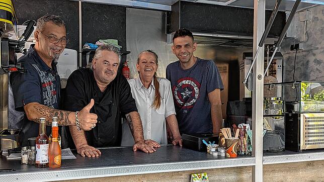 Freuen sich über die Eröffnung ihrer Pop-up-Gastronomie im Charlottenhof (von links): Peter Deliga und Dimitrios Bakogias mit den ...