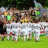 Die Villinger feierten nach dem Schlusspfiff mit ihren Fans. Durch die Corona-Verordnung war die Anzahl der FC 08-Anhänger in Bahlingen ...