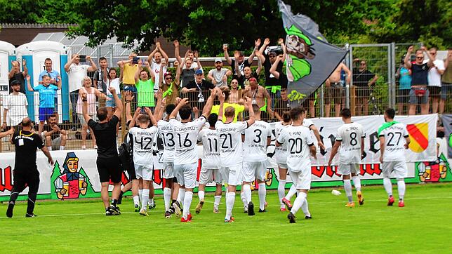 Die Villinger feierten nach dem Schlusspfiff mit ihren Fans. Durch die Corona-Verordnung war die Anzahl der FC 08-Anhänger in Bahlingen ...