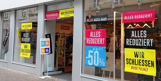 Kanzleistraße 6 im Mai. Zum Zeitpunkt dieser Aufnahme heißt es im Klamottenladen: „Alles muss raus!“