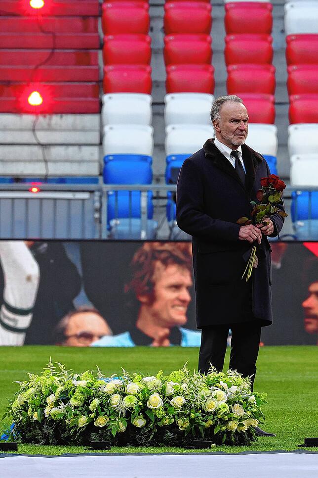 Karl-Heinz Rummenigge auf dem Rasen der Arena.