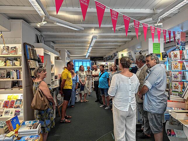 Sabine Schlager von Buchhandlung am Obertor informiert die Besucher über ihr Geschäft.