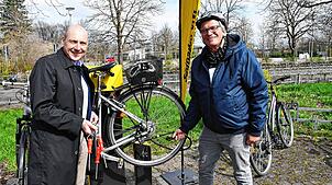 Rolf Köchl vom ADAC Südbaden und OB Klaus Eberhardt (rechts) bei der Einweihung der neuen Anlage. Foto: Heinz Vollmar