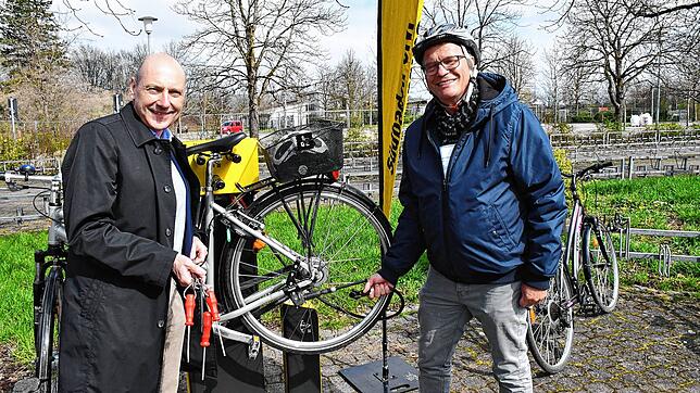 Rolf Köchl vom ADAC Südbaden und OB Klaus Eberhardt (rechts) bei der Einweihung der neuen Anlage. Foto: Heinz Vollmar