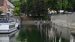 Im Mantelhafen ist in der Nacht von Mittwoch auf Donnerstag eine Person in den Bodensee gefallen.