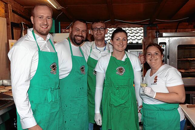 Bild 14: Ein Prosit der Gemütlichkeit! Fotos vom zweiten Abend beim Reichenauer Weinfest 2025