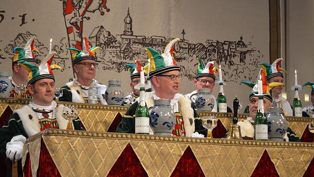 Höhepunkt der Stockacher Fasnacht: Die Verhandlung des Narrengerichts am Schmotzigen Dunschtig, hier im Jahr 2017. In der Mitte ...