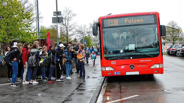 In der Achdorfer Straße fahren viele Busse, bisher fahren sie immer von der Eichbergstraße kommend nach Westen und über die Uhlandstraße ...