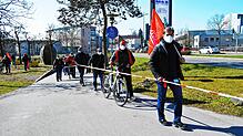 Sie sind Teil einer 3,2 Kilometer langen Menschenkette: Mitarbeiter der Häfler Unternehmen ZF und MTU am Maybachplatz.