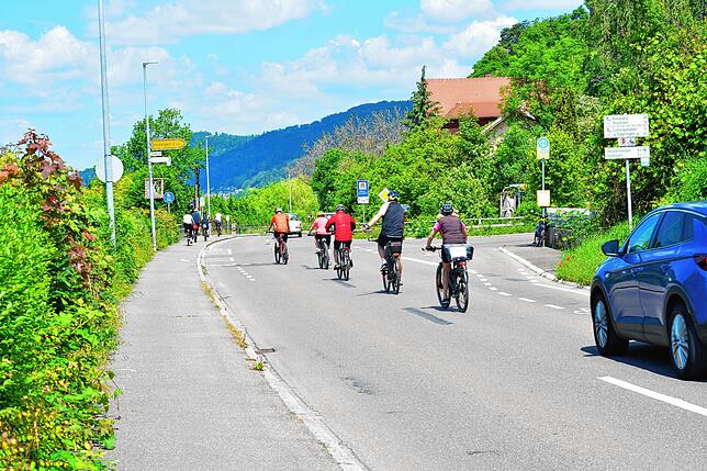 Eigentlich sollen die Radfahrer aus Richtung Überlingen in Brünnensbach auf der rechts eingezeichneten Radspur bis zur Kreuzung fahren ...
