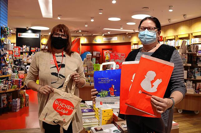 Gabriele Roth und Nathalie Schmid von der Buchhandlung Osiander zeigen ihre Alternative zur Plastiktüte.