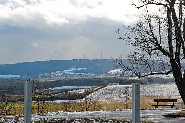 Vom neuen Solarpark Berghof aus sind am Horizont die Windräder von Wiechs am Randen zu sehen. Sie befinden sich nur wenige Kilometer ...
