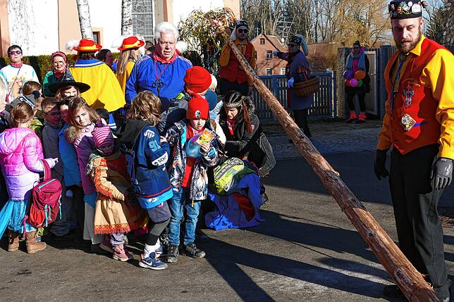 Kinder und Zunfträte zerren den Ortsvorsteher Klaus Münzer auf den Rathausvorplatz, wo er endgültig den Rathausschlüssel los wird.