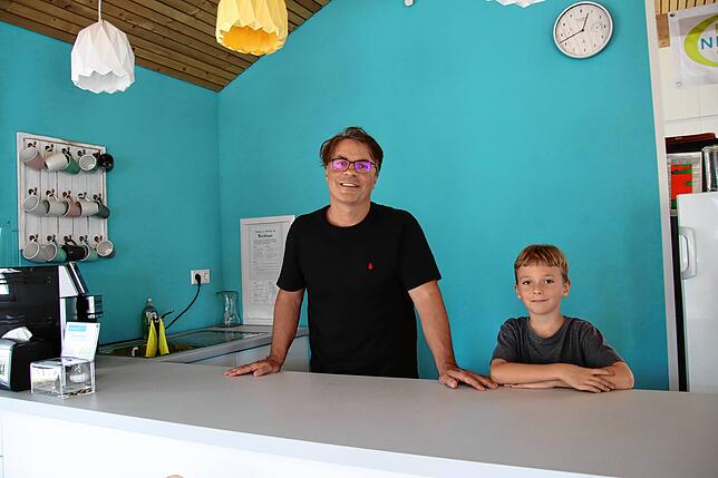 René Manthey und sein Sohn Lorenz im Blockhuus Hohentengen. Der Vorsitzender des Bürgernetzwerks Hohentengens sieht sein Engagement als ...