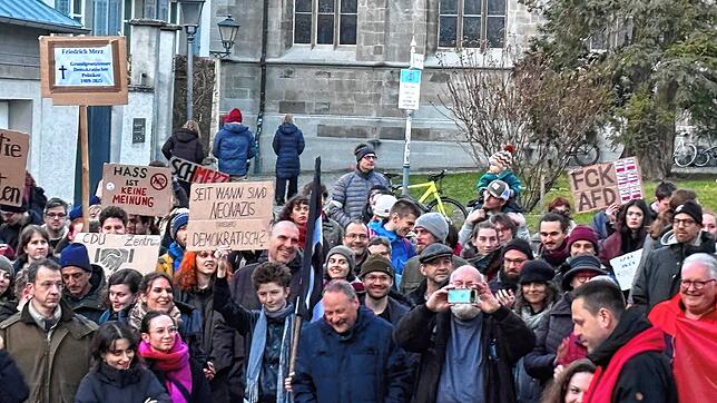 Am Donnerstagabend, 30. Januar, versammeln sich laut Polizeiangaben knapp 500 Menschen auf der Hofhalde, um zu demonstrieren.