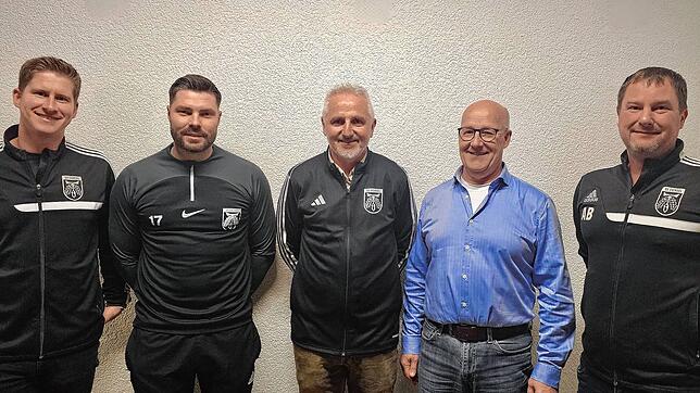 Trainerfrage gelöst: Beim SV Eichsel wird Hanspeter Osswald (Mitte) im Sommer neuer Cheftrainer. Über die Zusage freuen sich ...