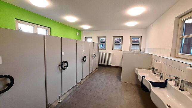 Sanitärbereich für die Kinder. Toiletten und Waschbecken sind von der Größe her kindgerecht.