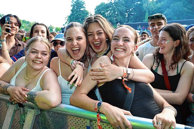 Bild 8: Hier spielt die Musik! Fans tanzen vor den Bühnen beim Campus-Festival 2025