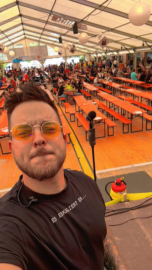 Der Musiker steht als zweiter Frontmann der Rockband „Schlaflos“ zehn bis 20 Mal pro Jahr auf der Bühne.