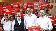 Nominierungsversammlung der SPD Bodenseekreis am 30. Juni 2025 zur Landtagswahl 2026: Hinter Kandidat Rainer Röver, Ersatzkandidat Kai ...