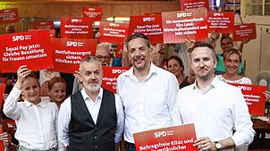 Nominierungsversammlung der SPD Bodenseekreis am 30. Juni 2025 zur Landtagswahl 2026: Hinter Kandidat Rainer Röver, Ersatzkandidat Kai ...